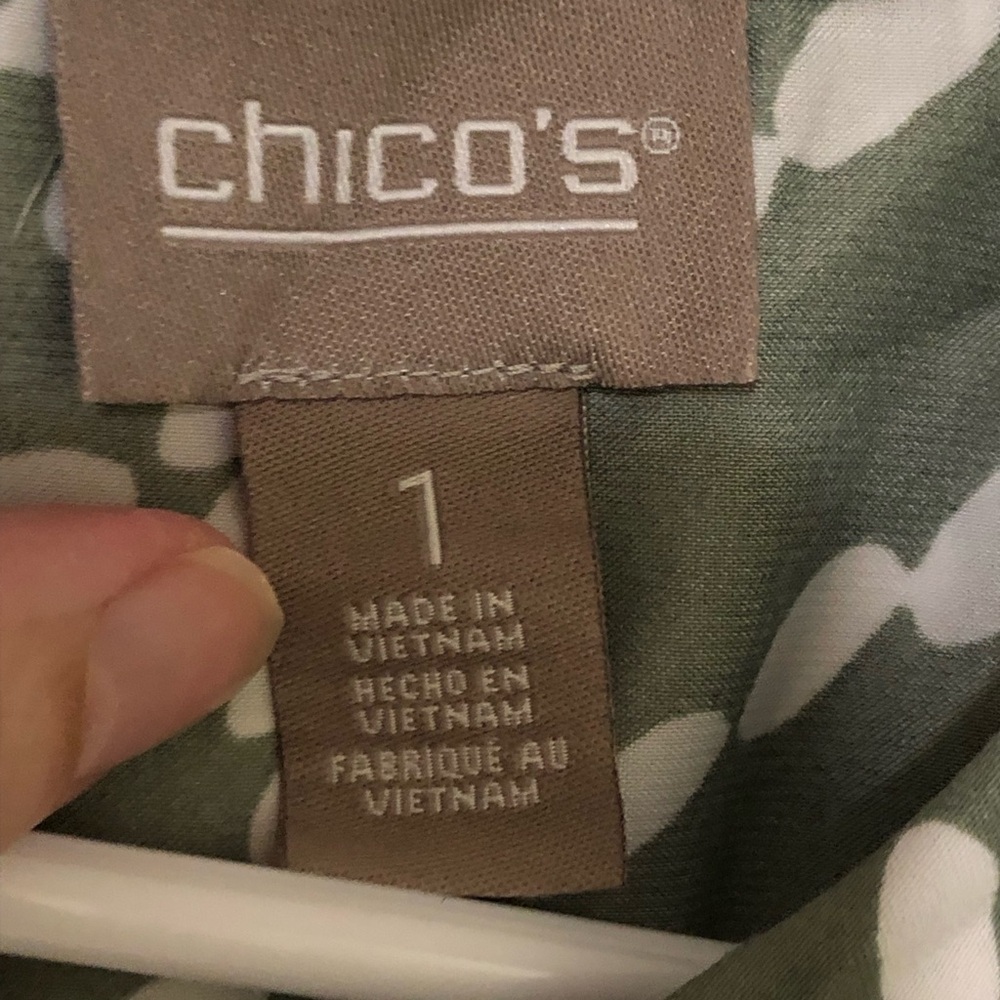 2/$30 Chico’s Green Ivory Keyhole Blouse 3/4 Sleeve Abstract Print Tunic Sz 1 - Picture 8 of 14